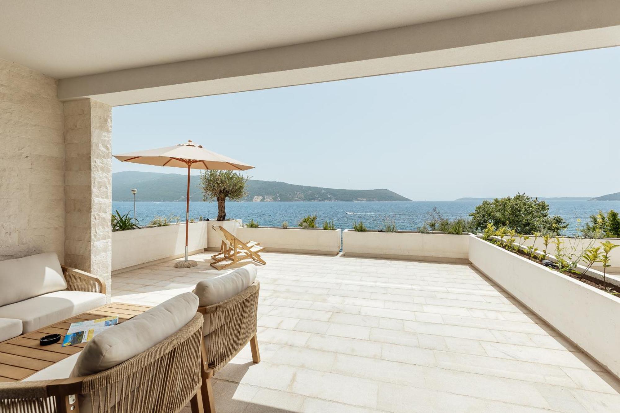 Savina Beachfront Oasis แฮร์เซ็ก-โนวี ภายนอก รูปภาพ