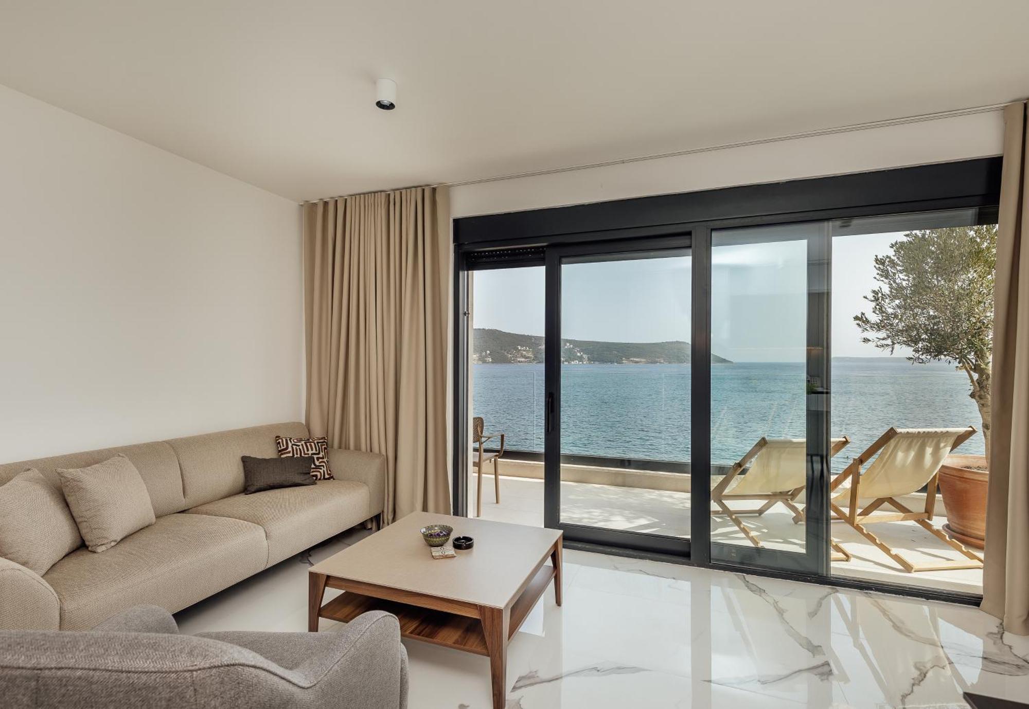 Savina Beachfront Oasis แฮร์เซ็ก-โนวี ภายนอก รูปภาพ