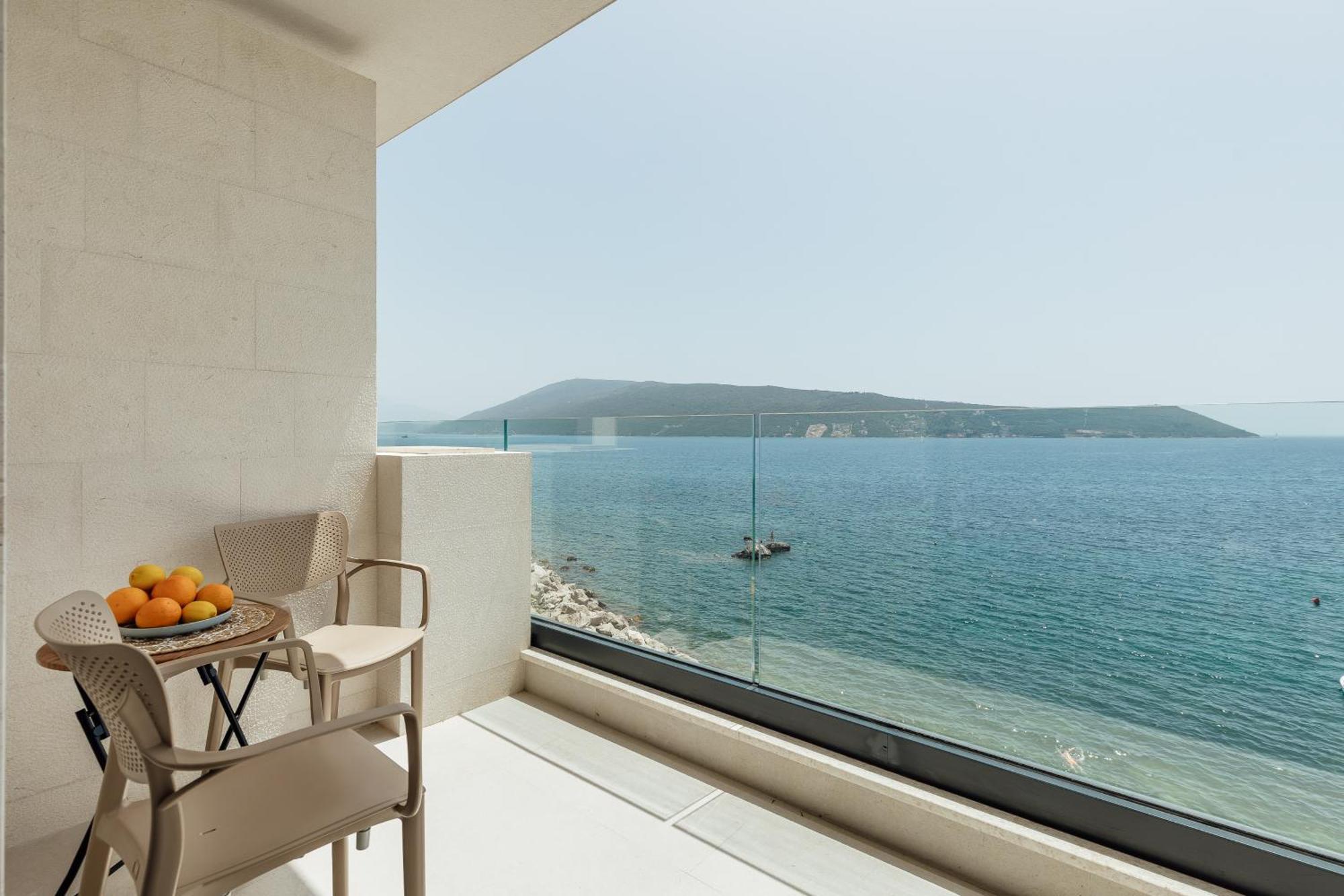 Savina Beachfront Oasis แฮร์เซ็ก-โนวี ภายนอก รูปภาพ